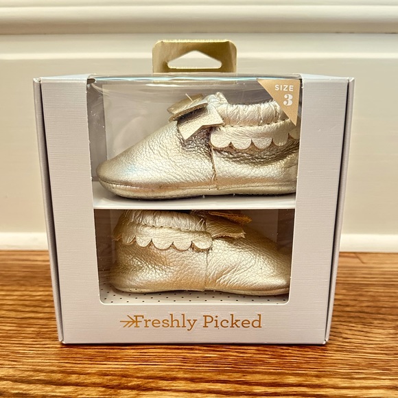 Freshly Picked Platinum Bow Mocc baby moccasins - Picture 2 of 8